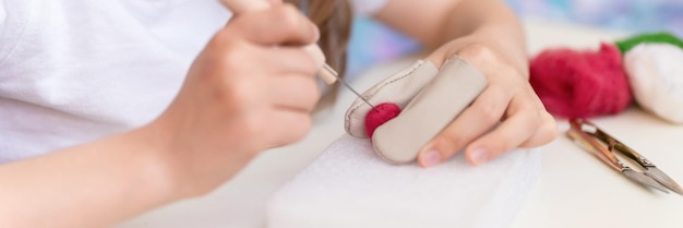 Detail vyšívanej nitky a ihly